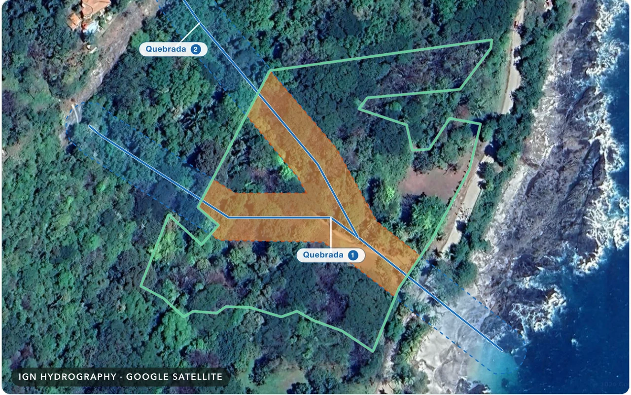 Satellite map with the quebrada and its protection strip; the affected area inside the parcel is filled orange