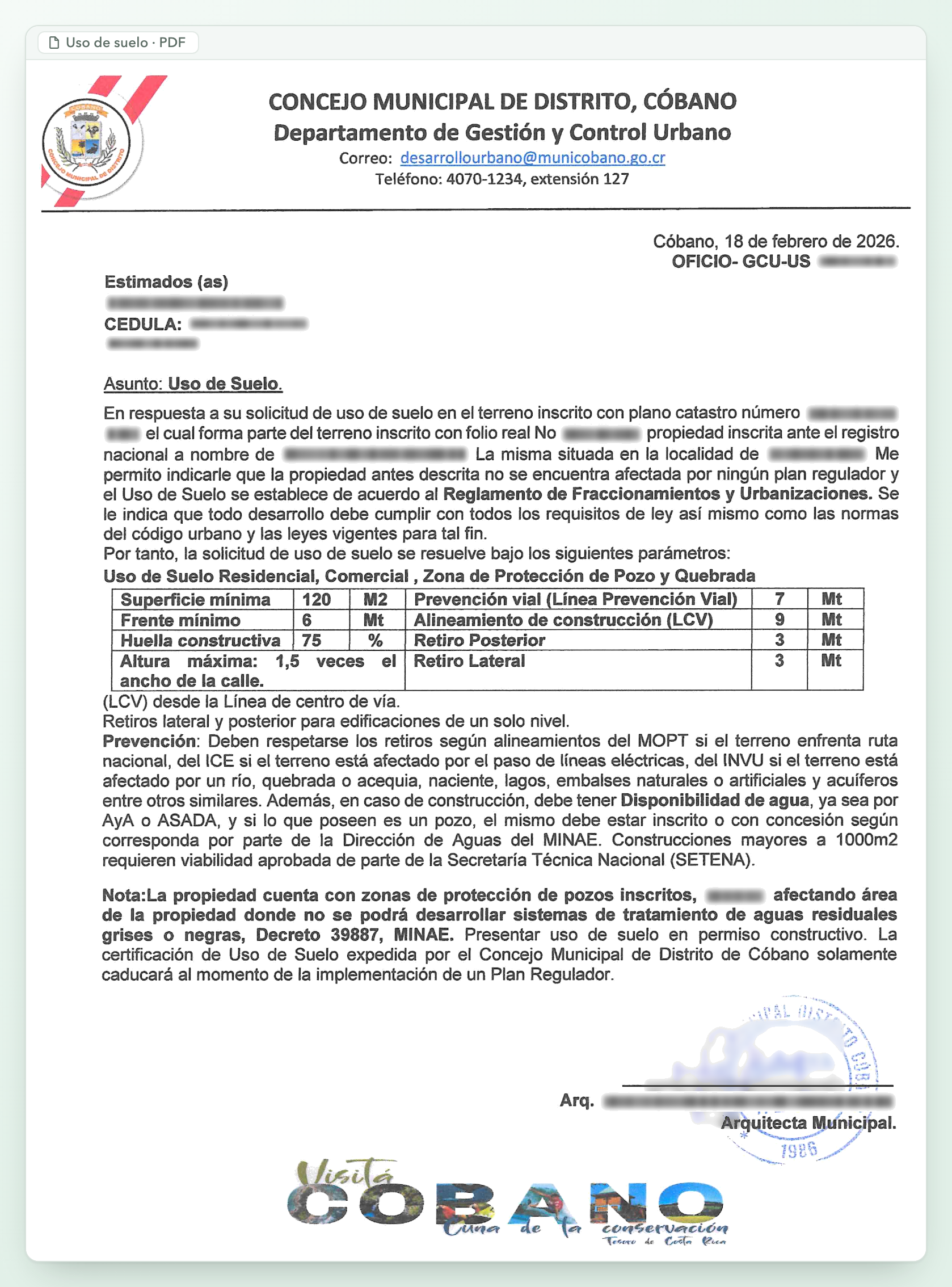 Carta de una página del Concejo Municipal de Distrito de Cóbano, fechada el 18 de febrero de 2026, en respuesta a una solicitud de uso de suelo. Indica que ningún plan regulador afecta la propiedad y que el uso de suelo se establece según el Reglamento de Fraccionamiento y Urbanizaciones del INVU, y permite uso residencial y comercial, con una zona de protección de pozo y quebrada. Una tabla fija los parámetros, entre ellos una superficie mínima de 120 m², un frente mínimo de 6 m, una huella constructiva del 75%, una altura máxima de 1,5 veces el ancho de la calle y retiros lateral y posterior de 3 m. La carta agrega condiciones sobre disponibilidad de agua y retiros, dice que la certificación solo caducará cuando se implemente un plan regulador y está firmada por la Arquitecta Municipal, con el sello del concejo. Los datos que identifican la propiedad, al propietario y a quien firma están difuminados.